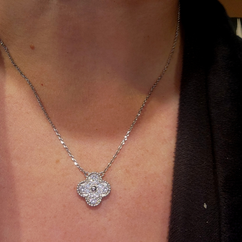 Clover Necklace.Stainels Steel Hupoallergenic. Moissanite. New popular design - Picture 4 of 15